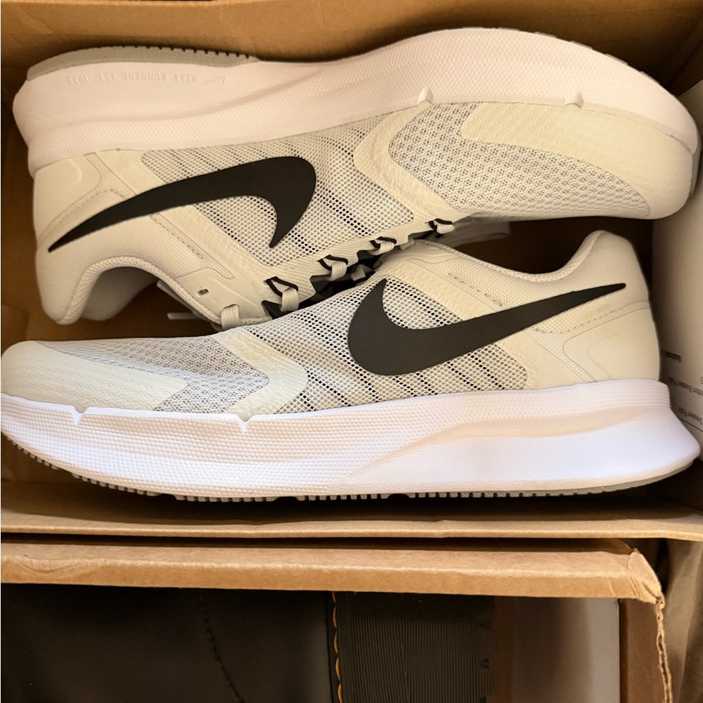 Nike Mesh White and Black Running Shoes